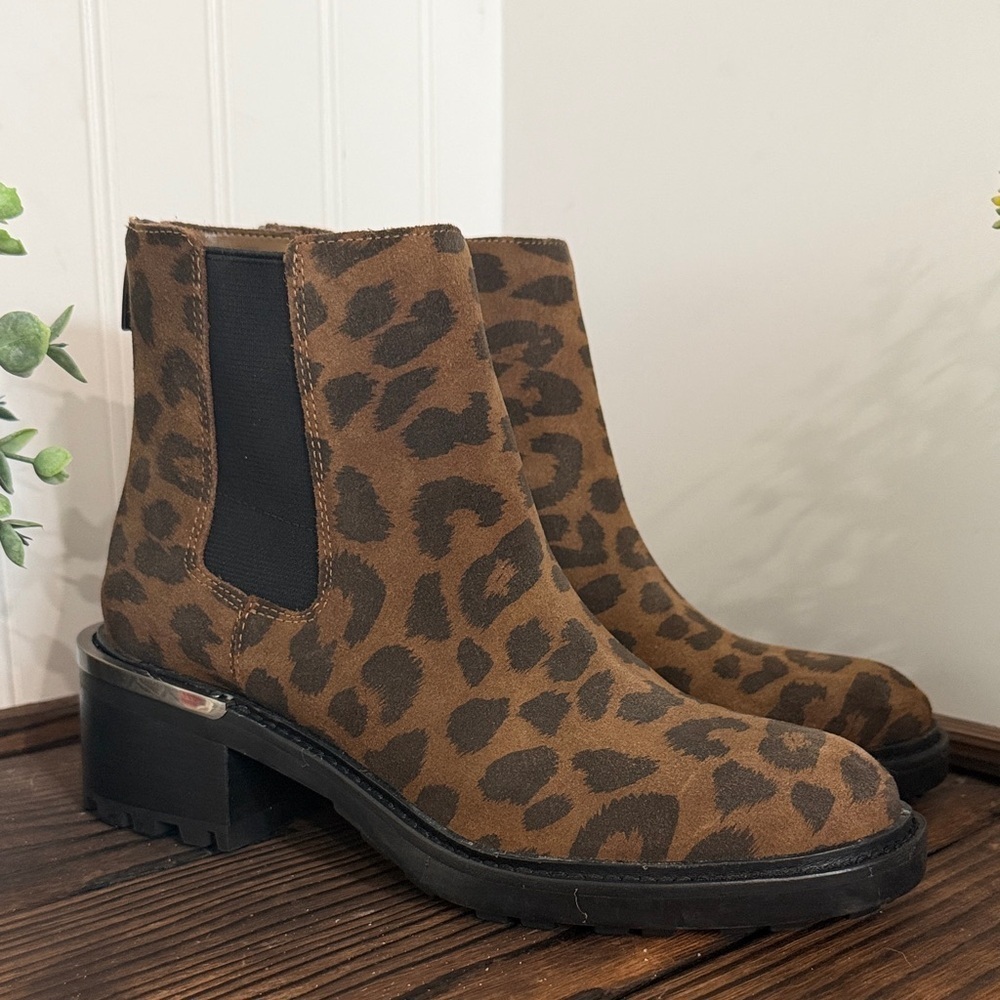 NWT Vince Camuto Women’s Leopard Print Kelivina Chelsea Ankle Boots Size 6